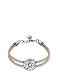 Pulsera de cuero con detalles en plata, que presenta un diseño ovalado central y una gema rosa. Dos correas de cuero marrón claro unidas a un cierre.