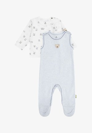 Completo per bambini in due pezzi: una maglietta bianca a maniche lunghe con stampe di animali e una salopette blu senza maniche con una toppa a forma di orso e design con i piedi.