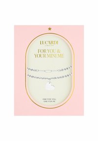 Zilveren kettingarmband met een hartbedeltje, gepresenteerd op een zachtroze kaart. De tekst zegt "VOOR JOU & JE MINI ME" in goud.