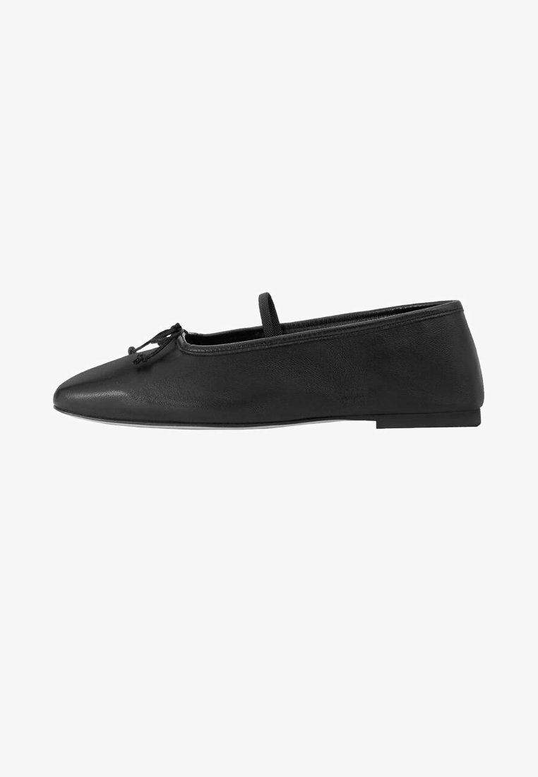 Ballerines en cuir noir avec un bout étroit et pointu, ornées d'un nœud décoratif à l'avant. Elles possèdent une semelle plate et un design minimaliste.