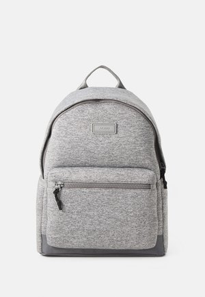 Szürke, kerek tetejű szövet hátizsák, elülső cipzáras zsebbel és felső fogantyúval. Texturált felülettel és minimalista dizájnnal rendelkezik.