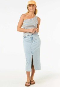 Gestreepte, één-schouder crop top in blauw en geel; lichtblauwe denim rok met een voorkeursleef en franjes aan de onderkant; gedragen met bruine slippers.