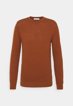 Brązowy sweter wykonany na drutach z fakturą prążkowaną, okrągłym dekoltem i długimi rękawami. Posiada dopasowane wykończenie u dołu i detal na mankietach.