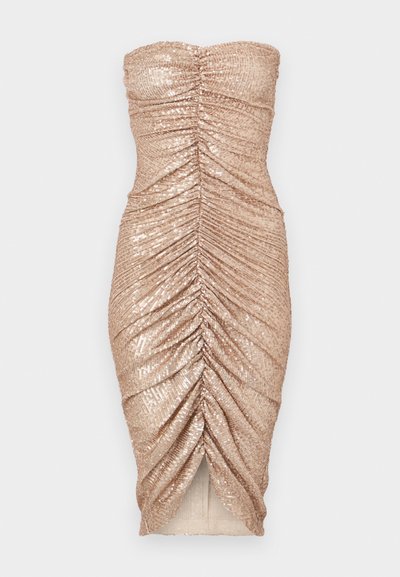 Vestido justo sem alças em rosa claro com textura de lantejoulas. Apresenta franzidos na parte frontal e uma fenda até a metade da coxa nas costas.