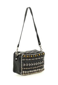Borsa a mano in pelle nera dalla forma rettangolare, con borchie metalliche decorative di varie forme e colori sulla parte frontale.