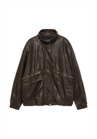 Giubbotto in pelle marrone con colletto alto, chiusura con zip sul davanti e due tasche frontali. Presenta polsini elastici e orlo a coste con cuciture visibili.