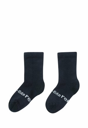 Ciemnoniebieskie bawełniane skarpetki z prążkowanym mankietem i wzmocnionym piętą. Białe logo nadrukowane z boku. Standardowa długość crew.