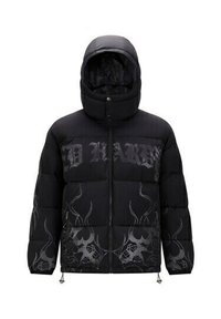 Svart puffjacka med huva, som har en stor "HARD" grafik och eld mönster i grått på den nedre halvan, dragkedjestängning och elastiska ärmslut.