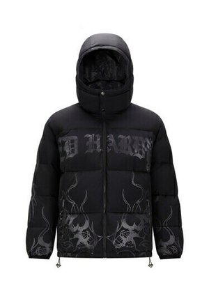 Chaqueta de plumas negra con capucha, que presenta un gran gráfico "HARD" y patrones de llamas en gris en la mitad inferior, cierre de cremallera y puños elásticos.