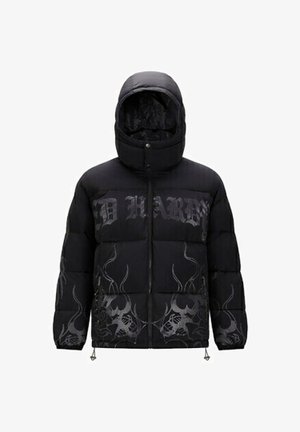 Giacca a vento nera con cappuccio, caratterizzata da una grande grafica "HARD" e motivi a fiamma grigi nella parte inferiore, chiusura con zip e polsini elasticizzati.
