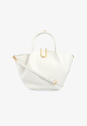 Weiße Lederhandtasche mit gebogenen Griffen, verstellbarem Schulterriemen und goldfarbenem U-förmigem Verschluss auf der Vorderseite vor weißem Hintergrund.