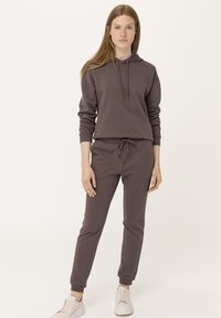 hessnatur BETTERECYCLING SWEATPANTS - Trainingsbroek - dunkelmauve