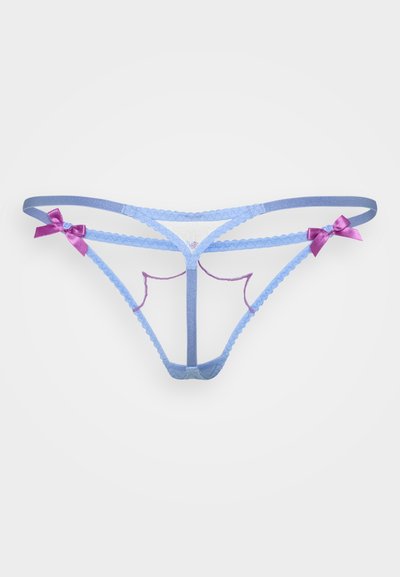 Niebieskie koronkowe stringi z falbankami, ozdobione purpurowymi satynowymi kokardkami po obu stronach i siateczkowym wykończeniem z przodu. Minimalistyczny design.