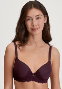Maroons bh met kantafwerking, gevoerde, gladde cups en verstelbare schouderbanden; beschikt over een kleine strikaccent aan de voorkant.
