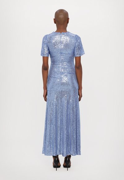 Blauwe paillettenjurk met korte mouwen, nauwsluitende corsage en vloeiende rok. Voorzien van een rits aan de achterkant en een gladde textuur met reflecterende versieringen.