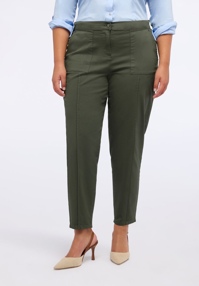 Pantaloni a sigaretta verde oliva in cotone, con tasche laterali, una texture liscia e chiusura anteriore con bottone.