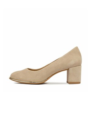 Zapato de salón de ante beige para mujer con punta redonda, ribete dorado en el borde de la suela y tacón cuadrado sobre fondo blanco.
