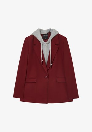 Burgunderfarbener Blazer mit Revers und zwei vorderen Taschen, über einem grauen Hoodie getragen, der einen Reißverschluss und Kordelzüge hat.