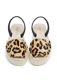 Sandalias espadrilles de estampado de leopardo con parte superior de ante beige, tira negra y suela de yute trenzado. Diseño de punta abierta.