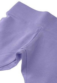 Jasnofioletowa dopasowana tkanina z szerokim pasem i żebrowaną strukturą, z widocznymi szwami i gładką powierzchnią.