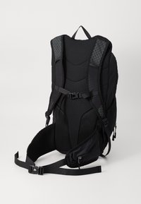 Czarny plecak z wyściełanym siatkowym tyłem, regulowanymi szelkami, bocznymi kieszeniami i zapięciem na klamrę. Cechuje się eleganckim, ergonomicznym designem.
