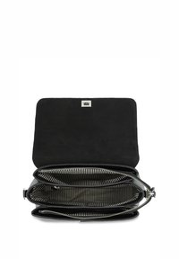 Schwarze Lederhandtasche mit glatter Außenfläche, ausgestattet mit einem silbernen Verschluss und gestreiftem Stoffinnenraum. Drei Fächer mit Reißverschlussabschnitten.