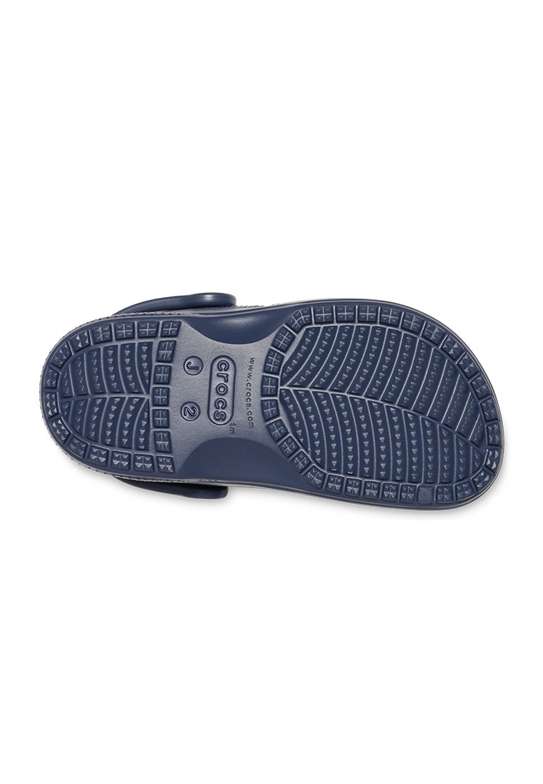 Marineblauwe rubberen sandaalzool met een gestructureerd loopvlakpatroon, voorzien van verhoogde gedeelten voor grip en de merknaam "CROCS" in reliëf.