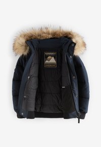 Chaqueta acolchada navy con capucha de piel sintética desmontable. El interior cuenta con un forro acolchado y parche de logo. Puños y dobladillo de canalé.