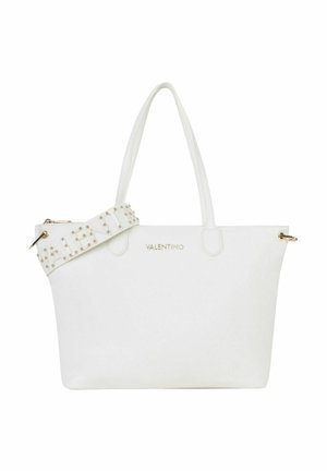 Sac cabas Valentino blanc avec doubles poignées et bandoulière cloutée amovible sur fond blanc.