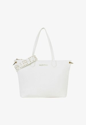 Borsa tote bianca Valentino con doppi manici e tracolla removibile con borchie su sfondo bianco.