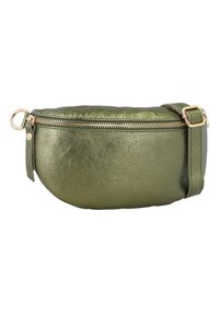 Sac à taille en cuir métallisé vert avec zipper doré et boucle de sangle réglable sur fond blanc.