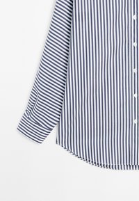 Niebiesko-biała koszula w paski zapinana na guziki, z zaokrąglonym dołem, długimi rękawami i mankietami na guziki. Bawełniana tkanina o gładkiej fakturze.