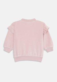 Felpa rosa in velluto con collo tondo, dettagli arruffati sulle spalle e polsini e orlo a costine per un tocco di texture e dettaglio.
