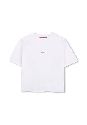 T-shirt court blanc à manches courtes avec col rond et petit logo orange "HUGO" centré sur la poitrine.