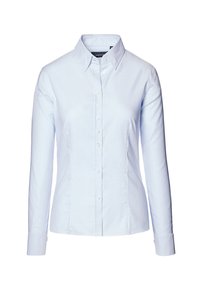 Jasnoniebieska, w paski, długa koszula z długimi rękawami, z przodu zapinana na guziki i z kołnierzykiem. Materiał wydaje się gładki z delikatnym połyskiem. Posiada białe guziki.