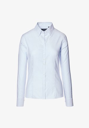 Jasnoniebieska, w paski, długa koszula z długimi rękawami, z przodu zapinana na guziki i z kołnierzykiem. Materiał wydaje się gładki z delikatnym połyskiem. Posiada białe guziki.