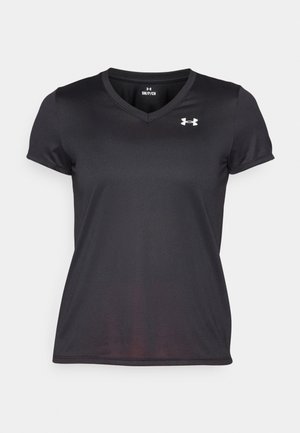 Camisa de deporte negra de manga corta con diseño de cuello en V, hecha de una tela suave que absorbe la humedad. Presenta un logo blanco en el pecho.