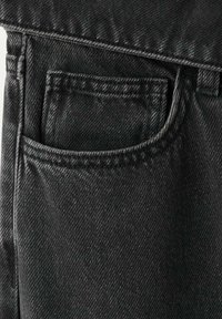 Prim-plan cu blugi negri din denim, arătând buzunarul din față și detalii vizibile de cusătură pe țesătura texturată.