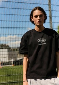 Next EDIT CROPPED FIT HEAVYWEIGHT GRAPHIC - Nyomott mintás póló - black