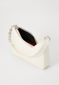 Borsa a tracolla in pelle bianca con finitura testurizzata, chiusura con zip e una tracolla con accentuazione argentata che presenta il nome del marchio. Interno con fodera nera a contrasto.