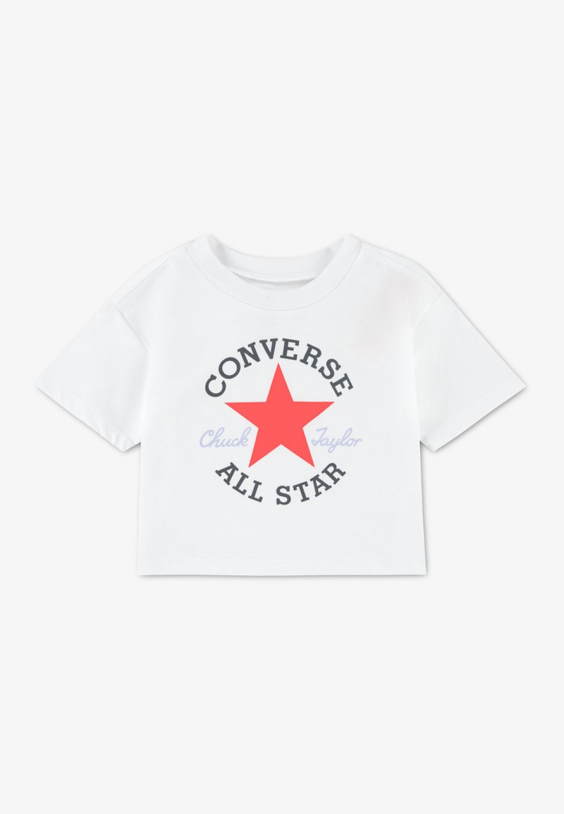 Λευκό κοντομάνικο cropped μπλουζάκι με κοντά μανίκια που διαθέτει ένα μεγάλο κόκκινο αστέρι και το κείμενο "CONVERSE ALL STAR" σε μαύρο, με το "Chuck Taylor" σε ανοιχτό μπλε.