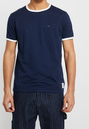 Granatowy bawełniany t-shirt z krótkimi rękawami, białym prążkowanym dekoltem i wykończeniem rękawów, z małym logo na piersi.