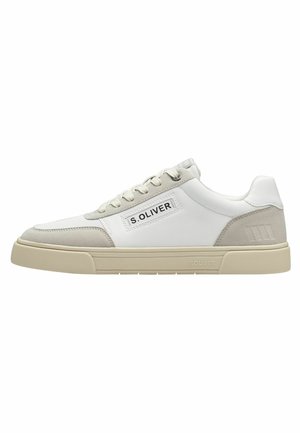 Baskets blanches avec des accents en suède gris, semelle en caoutchouc et étiquette logo. Les caractéristiques incluent des lacets ronds et une surface lisse ettexturée.