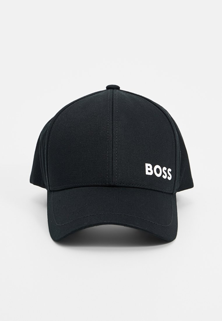 Schwarze Baseballkappe aus Stoff mit strukturiertem Design. Sie hat einen gebogenen Schirm und ein hervorgehobenes weißes "BOSS"-Logo auf der Vorderseite.