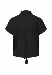 Črna kratka majica s kratkimi rokavi in ovratnikom, ki ima navezan rob in gubico na hrbtni strani. Narejena je iz mehke, teksturirane tkanine.