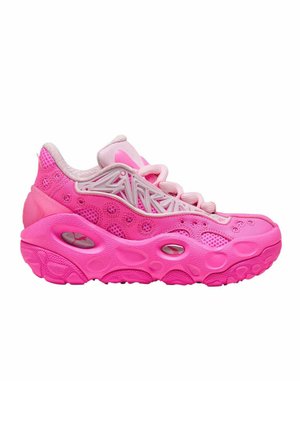 Sneaker sportiva rosa brillante con suola spessa e testurizzata, pannelli in mesh, sovrapposizioni geometriche e chiusura con lacci, vista di profilo.