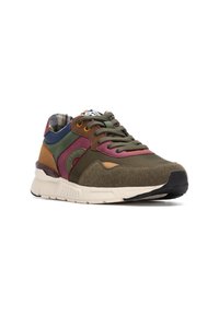 Zapatillas multicolores con tonalidades de verde, marrón, azul y burdeos. Fabricadas en malla y gamuza, con una suela texturada y un forro a cuadros.