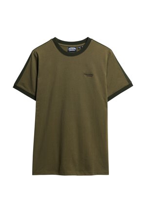 Olivgrünes Baumwoll-T-Shirt mit kurzen Ärmeln, kontrastierendem dunkelgrünem geripptem Kragen und Ärmelakzenten, mit einem kleinen Logo auf der Brust.