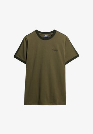 T-shirt en coton vert olive avec des manches courtes, col en côtelé vert foncé contrastant et accents aux manches, arborant un petit logo sur la poitrine.