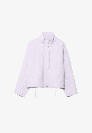 Gepolsterte Jacke in hell-lila mit hohem Kragen, Druckknöpfen, Seitentaschen und einem cropped Design. Weicher Stoff mit dezenten Mustern.